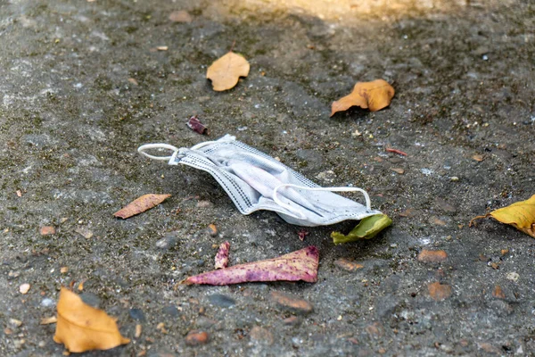 Vertical Closeup Shot Used Abandoned Mask Floor — Stock Photo, Image