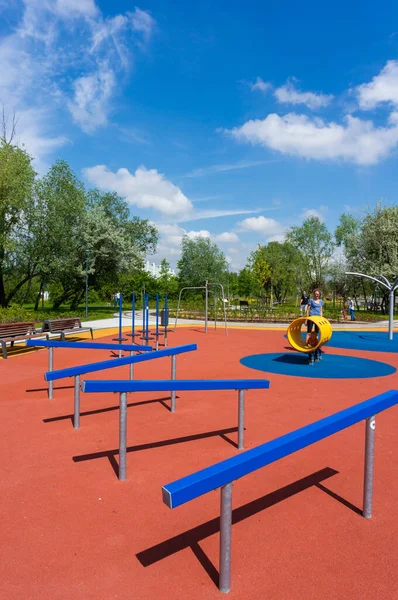 Poznan Polonia Mayo 2019 Una Fila Obstáculos Azules Parque Infantil — Foto de Stock