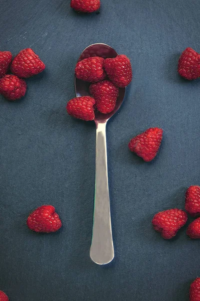 Disparo Vertical Una Cuchara Con Frambuesas Sobre Fondo Pizarra —  Fotos de Stock