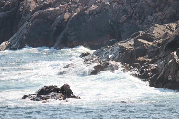 一幅幅海浪拍打在岸上岩石上的风景 — 图库照片