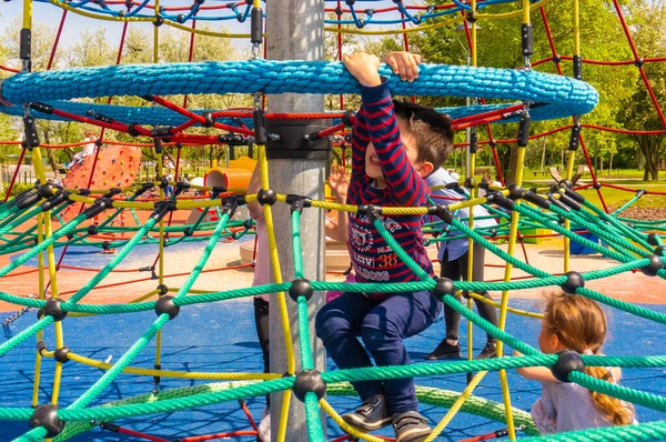 波兹南 2019年5月18日 一个小男孩在拉塔杰公园的操场上爬上了钢丝绳网 — 图库照片