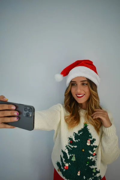Una Hembra Caucásica Tomando Una Selfie Sombrero Santa Claus Suéter — Foto de Stock