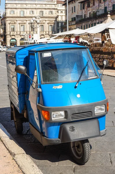 Verona Italia Mayo 2016 Pequeño Vehículo Transporte Azul Centro Verona —  Fotos de Stock