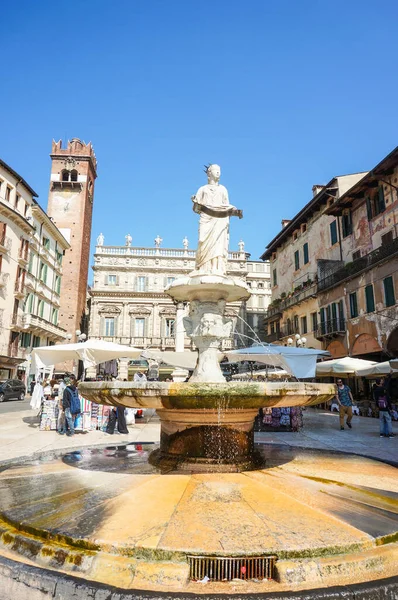 Verona Italien Mai 2016 Ein Brunnen Und Alte Gebäude Stadtzentrum — Stockfoto