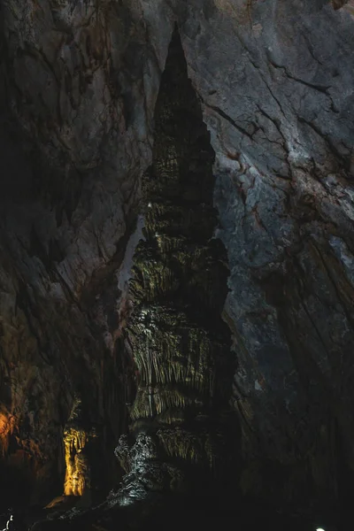 Vertikální Záběr Temného Kamenného Obrazce Uvnitř Jeskyně — Stock fotografie