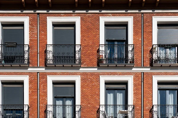 Балконы Кирпичного Коммерческого Здания — стоковое фото