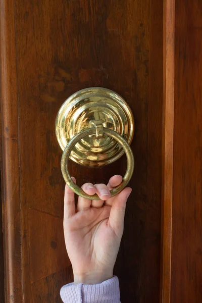 Disparo Vertical Una Mano Sosteniendo Una Perilla Puerta Redondeada Dorada —  Fotos de Stock