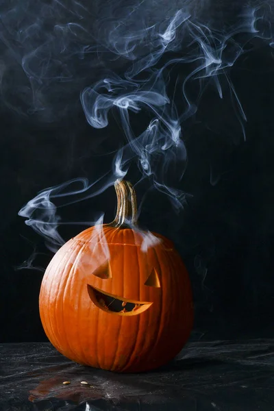 Egy Faragott Halloween Tök Füsttel Ami Lyukakból Jön — Stock Fotó