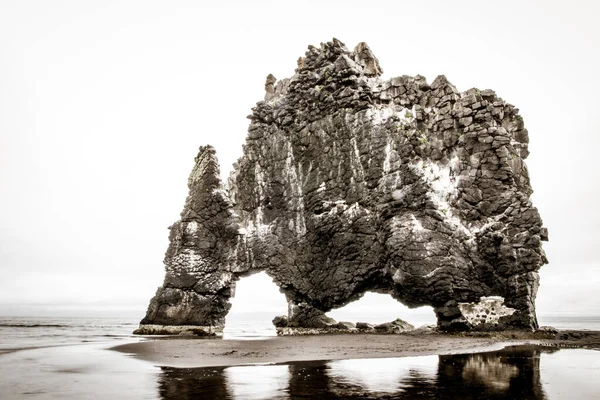 Sisli Bir Günde Denizdeki Büyük Kayaların Güzel Manzarası — Stok fotoğraf