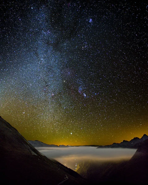Hermoso Paisaje Nocturno Con Vía Láctea —  Fotos de Stock