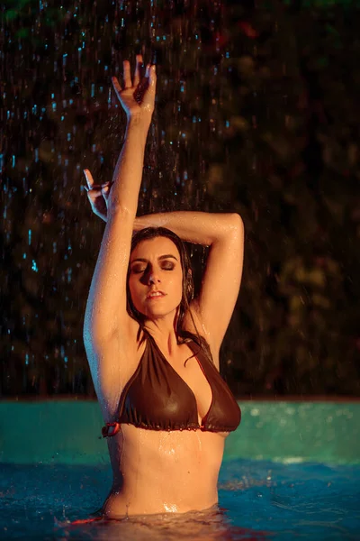 Una Attraente Donna Caucasica Con Bikini Sexy Piscina — Foto Stock