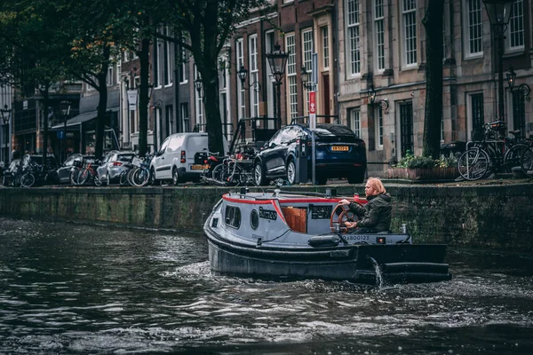 Амстердам Нидерланды Октября 2019 Года Молодой Человек Рулем Лодки Реке — стоковое фото