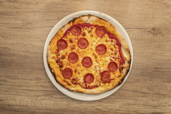 Een Oppere Bezichtiging Van Een Smakelijke Peperoni Pizza Een Witte — Stockfoto
