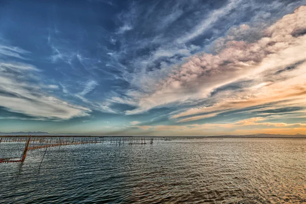 Fiskenät Bryggan Vid Solnedgången Med Dramatisk Himmel — Stockfoto