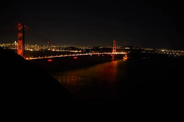 夜间照明的金门大桥的鸟瞰图 — 图库照片
