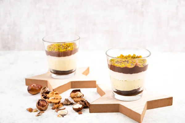 Dessert Mit Schokoladencreme Kuchen Und Nüssen Glas Süßes Essen Weihnachtszeit — Stockfoto