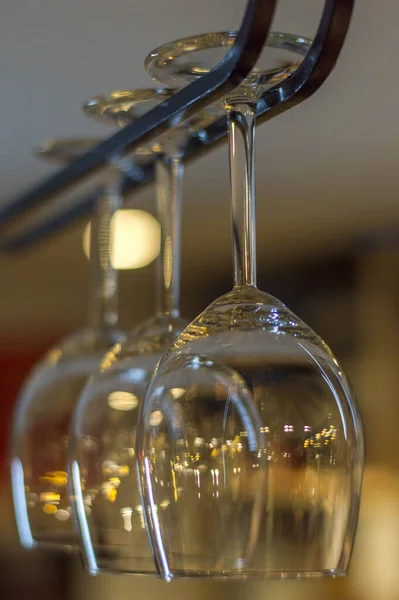Vertical Shot Wine Glasses Hanging Upside Bar — Stockfoto