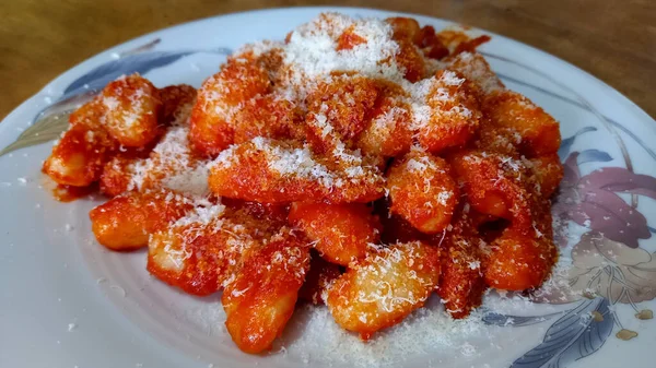 Egy Finom Gnocchi Paradicsomszósszal Sajttal — Stock Fotó