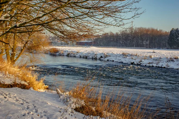Icy Frozen River Flowing Snowy Park — Stock Photo, Image