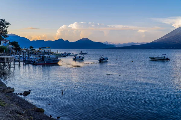 Многие Лодки Озере Порт Окружен Горами — стоковое фото