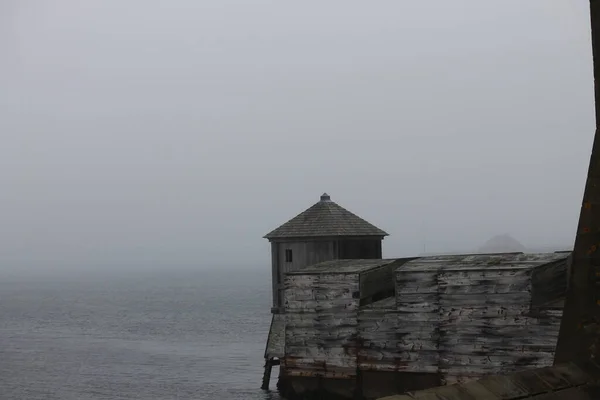 Una Vista Esterna Vecchio Edificio Circondato Dall Oceano — Foto Stock