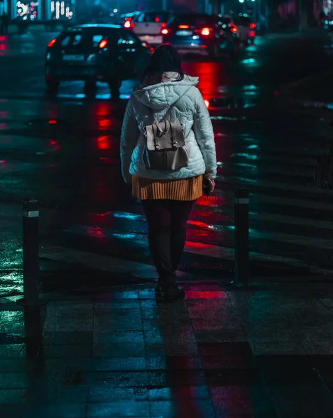 Vertical Shot Female Crossing Street Rain Evening — Stockfoto