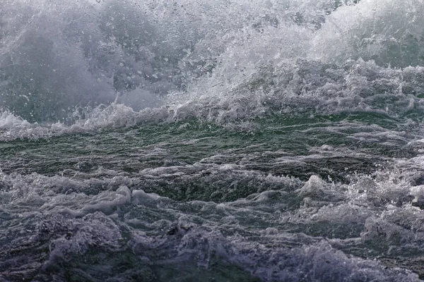 日中の海の波の魅惑的なショット — ストック写真
