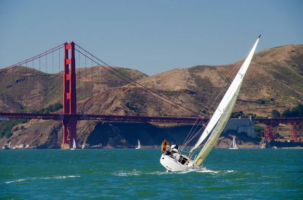 White Boat Sailing Golden Gate Bridge San Francisco — Stock Photo, Image