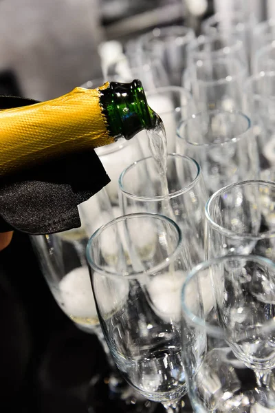 イベント中にシャンパンを注ぐクローズアップショット — ストック写真
