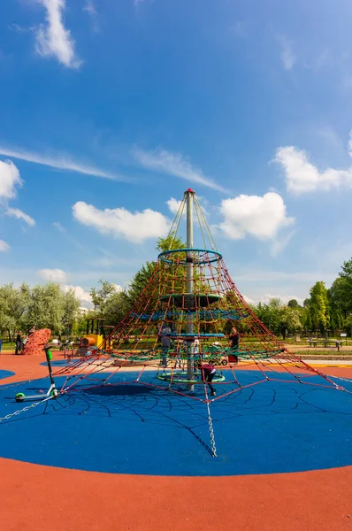 Ποζναν Πολωνια Μαΐου 2019 Παιδιά Σκαρφαλώνουν Ψηλό Σχοινί Παιδική Χαρά — Φωτογραφία Αρχείου