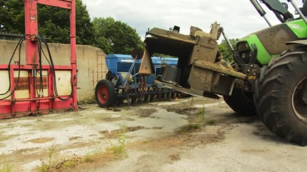 Traktor Auf Dem Feld — Stockvideo