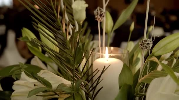 キャンドルや花と美しい結婚式の装飾 — ストック動画