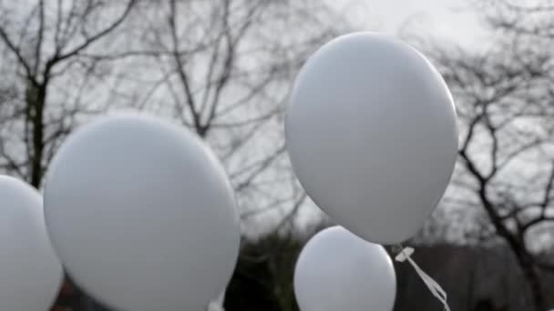 Vista Cerca Globos Aire Blanco Calle — Vídeo de stock