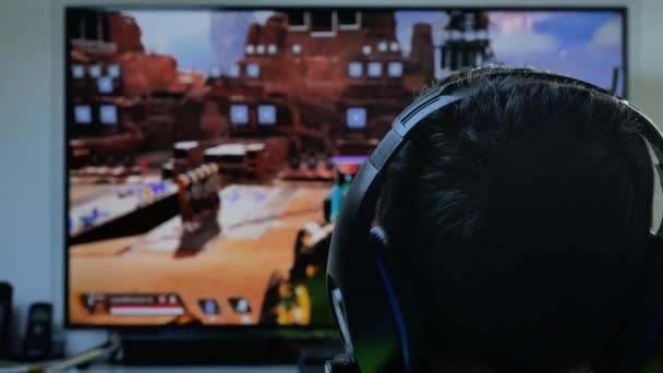 男孩玩电子游戏的镜头 — 图库视频影像