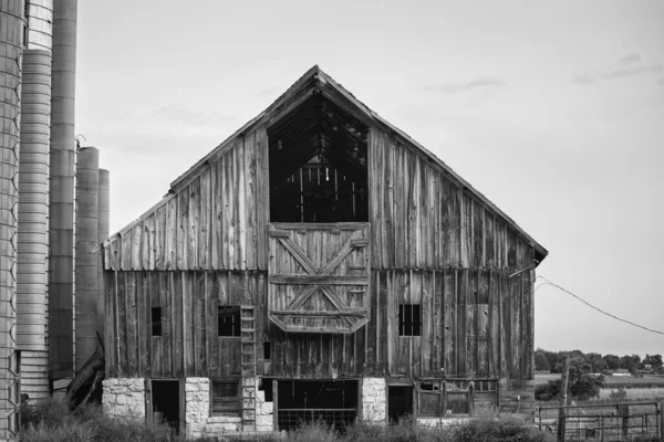 Grayscale Shot Old Wooden Barn Farm — Foto Stock