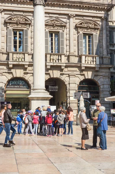 Verona Itálie Května 2016 Skupina Školáků Turistů Stojící Blízkosti Společnosti — Stock fotografie