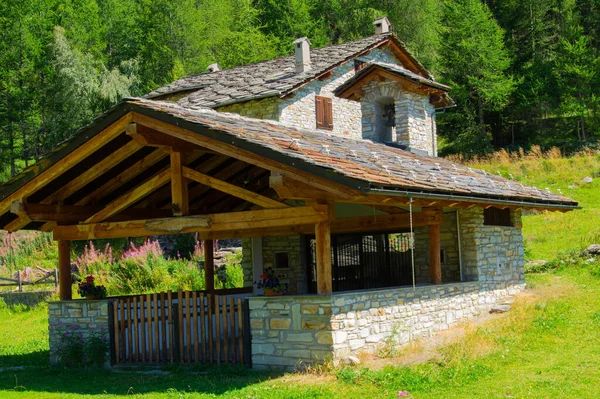 Small Barn House Greenery — Stock Photo, Image