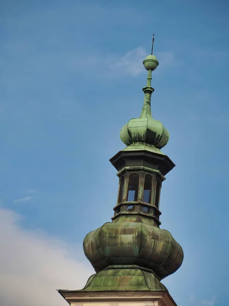 Cattedrali Torre Con Cielo Azzurro Chiaro Sullo Sfondo — Foto Stock