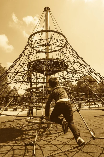 Poznan Polónia Maio 2019 Garoto Escalando Uma Rede Corda Playground — Fotografia de Stock