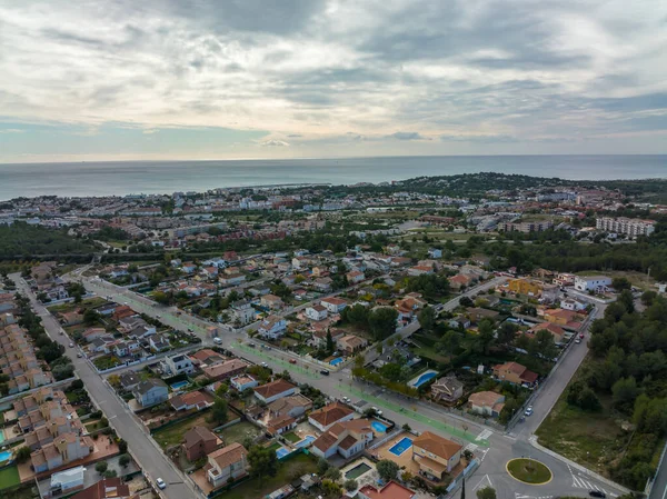 Drone Uitzicht Huizen Wegen Kruising Districten Stad Gelegen Aan Kust — Stockfoto