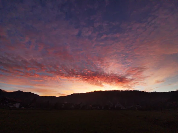 Una Silueta Una Colina Puesta Del Sol Pueblo Gerovo Croacia — Foto de Stock