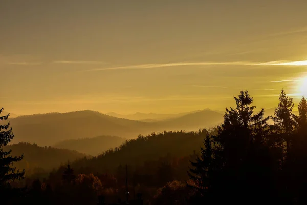 Eine Silhouette Von Bäumen Auf Den Hügeln Sonnenuntergang — Stockfoto