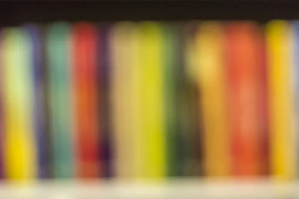 Ein Verschwommener Blick Auf Ein Großes Bücherregal Mit Verschiedenen Büchern — Stockfoto