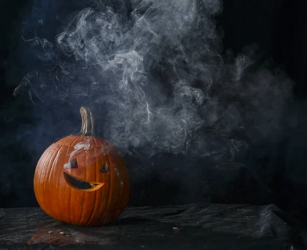 Egy Faragott Halloween Tök Füsttel Ami Lyukakból Jön — Stock Fotó