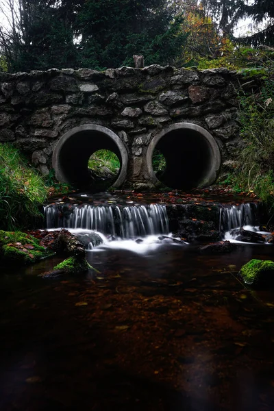 Vodopád Tekoucí Přes Skály Během Podzimu — Stock fotografie