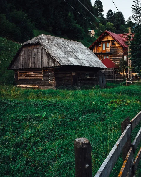 Une Vieille Maison Dans Une Forêt Sous Ciel Nuageux Pendant — Photo