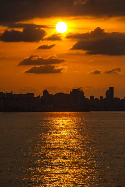 Uma Bela Foto Pôr Sol Laranja Magnífico Sobre Mar Edifícios — Fotografia de Stock