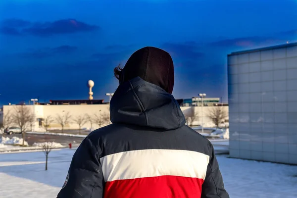 Mans Baksida Med Jacka Och Hatt Snöigt Väder Utomhus — Stockfoto