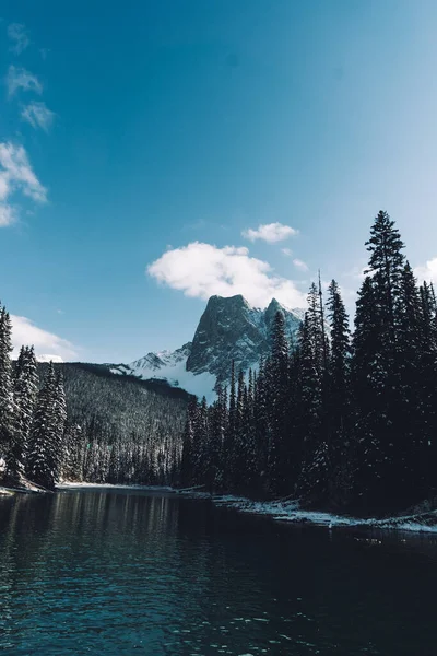 Krásná Krajina Jezera Blízkosti Kopců Pokrytých Sněhem — Stock fotografie