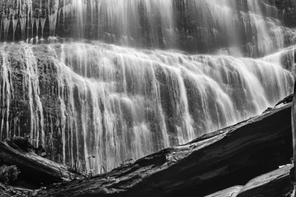 Grayscale Záběr Svatební Závoj Vodopády Chilliwack Kanada — Stock fotografie